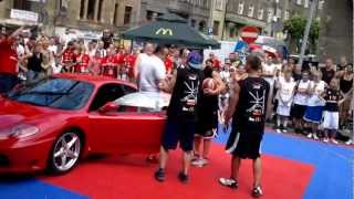 preview picture of video 'Lukasz Biedny Pepa Zgorzelec Streetball Basket Show 2012 HD'