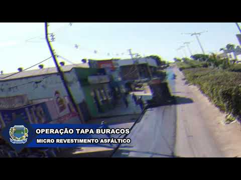 A Prefeitura Municipal de Apiacás vem realizando a obra de micro revestimento asfáltico na avenida