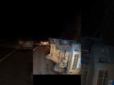 Carro sai da pista e capota na BR-116 em Santa Bárbara do Leste