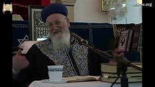 הלכות שבת בעיון - שיעורי מנחת יהודה - מרן הרב מרדכי אליהו (הרב מרדכי אליהו זצ"ל) - התמונה מוצגת ישירות מתוך אתר האינטרנט יוטיוב. זכויות היוצרים בתמונה שייכות ליוצרה. קישור קרדיט למקור התוכן נמצא בתוך דף הסרטון