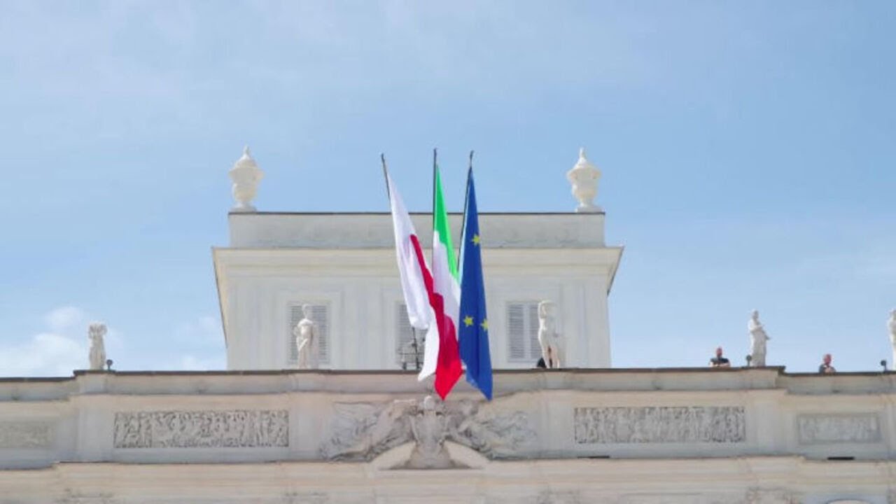Meloni riceve Sanae Takaichi a Villa Pamphilj, l'abbraccio con la premier giapponese