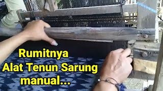Download lagu Manual weaving of Sarongs from Tlogo Aji Village, Sumberejo District, Bojonegoro. mp3