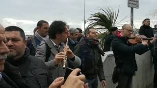 lo-spettacolo-del-flash-mob-di-musica-classica-in-spiaggia