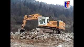 preview picture of video 'Liebherr R964B & CAT D40D, Demolition / Abbruch Waldshut-Tiengen, Germany, 04.03.2005.'