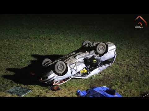 PKW von Zug erfasst: Ein Toter - Zwei Schwerverletzte