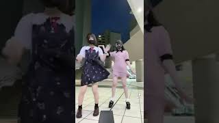 ダンスに夢中で風に煽られパンチラ