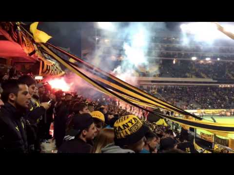 "La hinchada que gana partidos. Peñarol VS Atl.Tucumán Libertadores 2017." Barra: Barra Amsterdam • Club: Peñarol