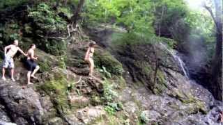 preview picture of video 'Jumping off a 30 ft. cliff - Nosara, Costa Rica'