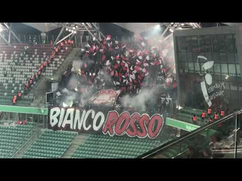 Legia-Cracovia. Kibice Cracovii na sektorze gości odpalają stroboskopy.