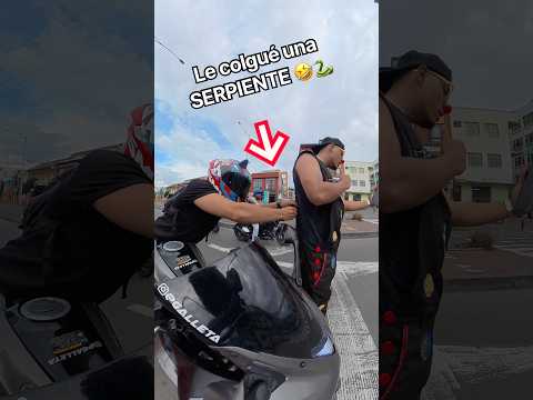 BROMA con SERPIENTE falsa, se SALE de CONTROL #humor #motos #risas #biker #bromas