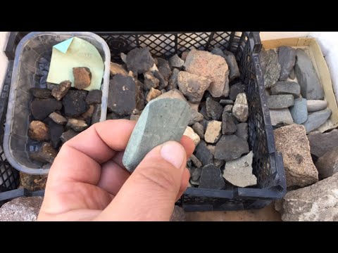 Steinbeil und Keramik aus Steinzeit und Bronzezeit