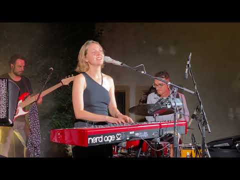 Bára Zmeková - Přestalo pršet (Nádvoří Betlémské kaple 24.8. 2023)