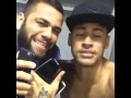 Neymar e Daniel Alves comemoram vitória do ...