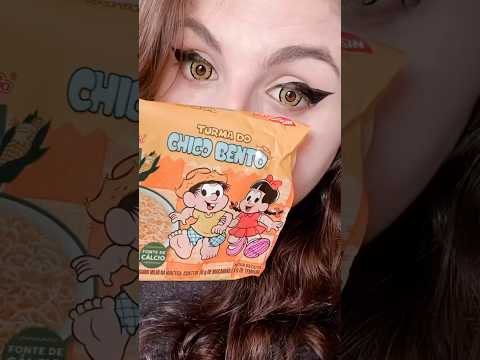 Provando miojo de milho na manteiga