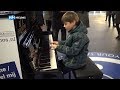 Jayden (6) opent nieuwe stationspiano in Hilversum