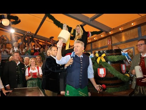VIDEO - Narazili prvý súd Oktoberfestu, prvý liter dostal bavorský premiér