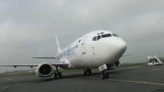 preview picture of video 'Arrivé BleuAir  Boeing 737-400  a Paris Beauvais Tille'