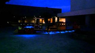 Tren eléctrico en pueblito de noche 2