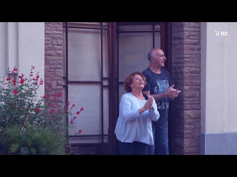 Aplaudiments als sanitaris al carrer Major