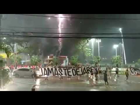 "Hinchas de Colo Colo alentando en Fortaleza, previo a inicio Copa Libertadores 2022!" Barra: Garra Blanca &bull; Club: Colo-Colo