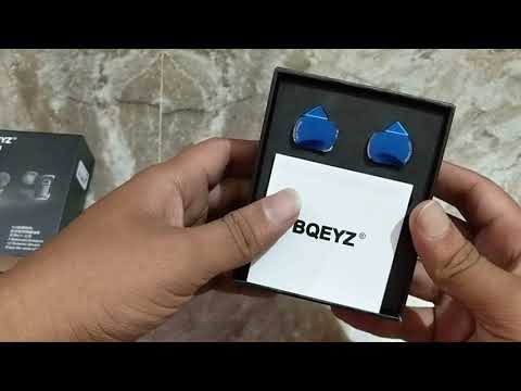 Unboxing the BQEYZ BQ3 earphone.