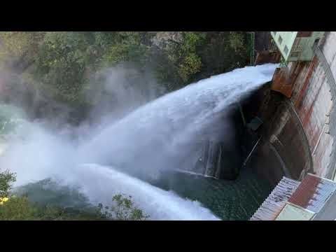 富山県室牧ダム　ダム放流