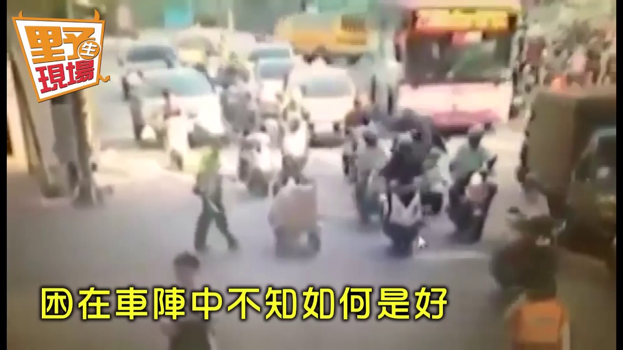 回收婆推車困路中 暖警出手一路幫推到對街