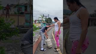Broma o realidad: ¡Miren cómo mi esposa me cargó con todo! 😂🏃‍♂️