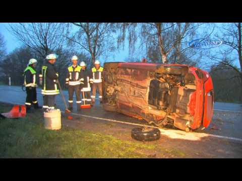 Auto schleudert auf der B93 in Wiesen bei Zwickau (Sachsen) 19.04.2008