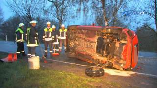 preview picture of video 'Auto schleudert auf der B93 in Wiesen bei Zwickau (Sachsen) 19.04.2008'