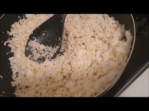 SuriTante maakt goedangan met gele rijst