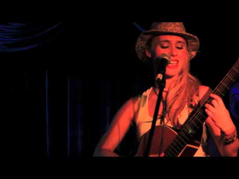 Jennie Laws "Heavenly" live at The Mint