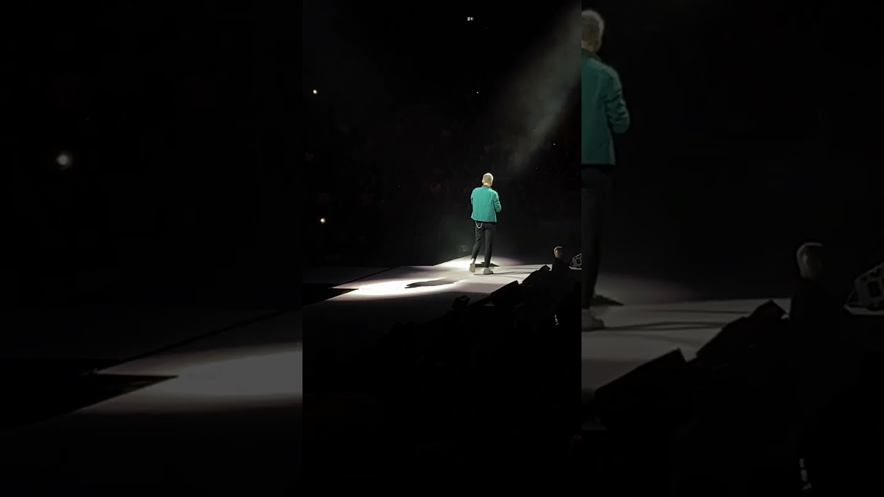 Keane - Tom taking in the crowd reaction and talking to oldest fan