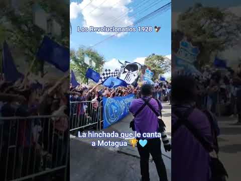 "Que putas las hinchadas unidas" Barra: Revolucionarios 1928 &bull; Club: Motagua