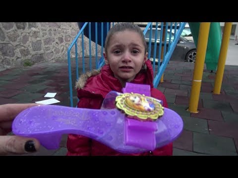 Lİna Salıncakta Sallanırken Topuklu Terliği Uçtu Kayboldu Lina Çok Ağladı  Sonra Bulduk