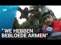 Wielrenners worden aangevallen door boze buizerd