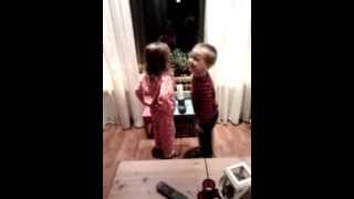 preview picture of video 'Stefan en Jolijn zingen een sinterklaasliedje bij hun schoen'
