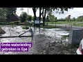 Water over straat in Epe door breuk in waterleiding