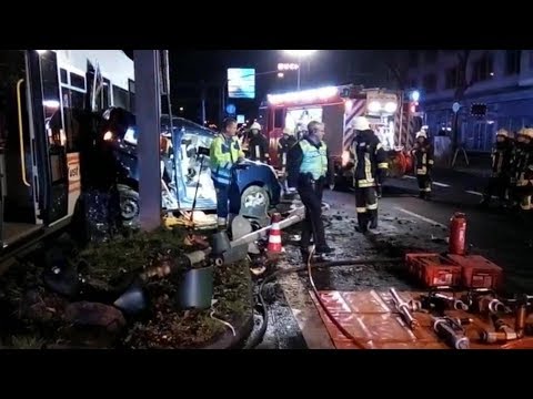 Straßenbahn kollidiert mit PKW - 4 Verletzte in Köln-Braunsfeld am 03.04.18