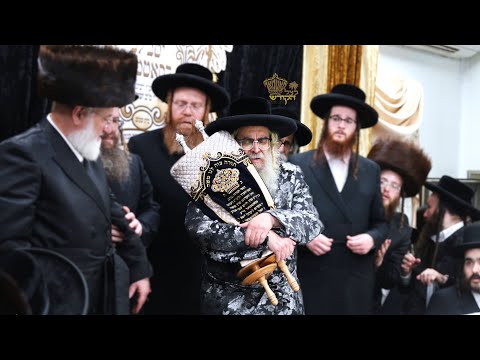 Hachnusas Sefer Torah with Satmar Rebbe R’ Aharon | האדמו״ר מסאטמאר בריקוד במעמד הכנס״ת