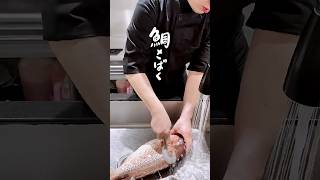 #樂在鮨中 蜜柑鯛捌く👉🏻鱗取ってから三枚おろし🐟愛媛産蜜柑をエサにして育った養殖魚のことです。ほのかに柑橘の香りがして、さっぱりとして食べやすいと評判です。