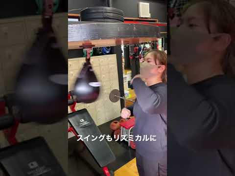 手をフットワークでリズミカルに使う練習