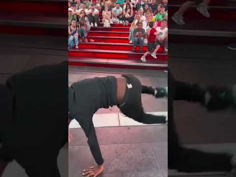 Had The Crowd Entertained 🕴🏾😮‍💨 #shorts | @iamezay