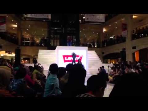 Dewi Sandra Yang Penting Asyik mashed up with pumped up kids