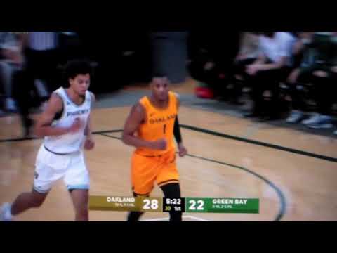 Oakland's Jamal Cain throws down alley oop slam dunk vs. Green Bay