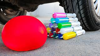 Aplastando Cosas Crujientes con el Coche | Experimento: Jeringas y Globo de Agua VS Rueda de Coche