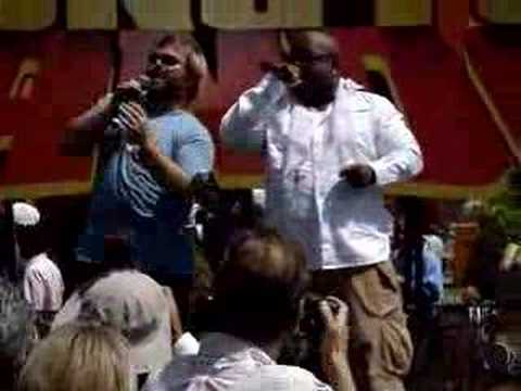 Jack Black and Cee-Lo sing "Kung Fu Fighting" in H'wood
