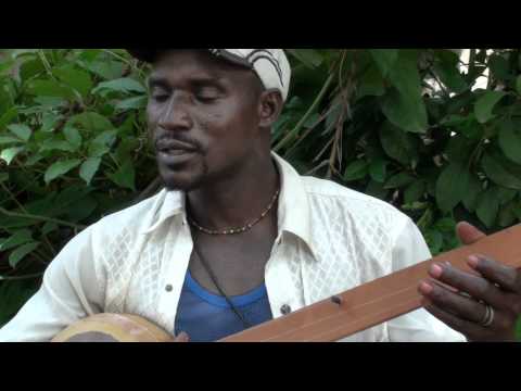 Maxim Diatta Playing the Banjonting