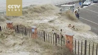 Footage: Visitors washed away by strong Qiantang tidal bore