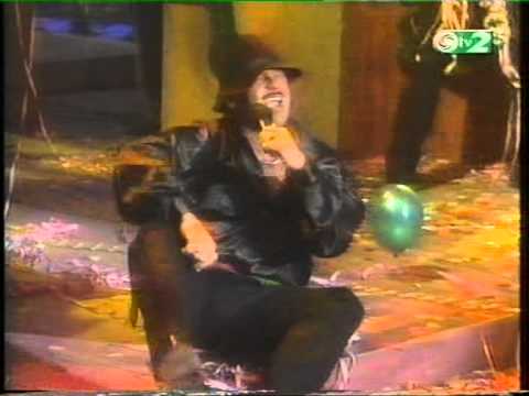 Pataki Attila  cigánydalokat énekel